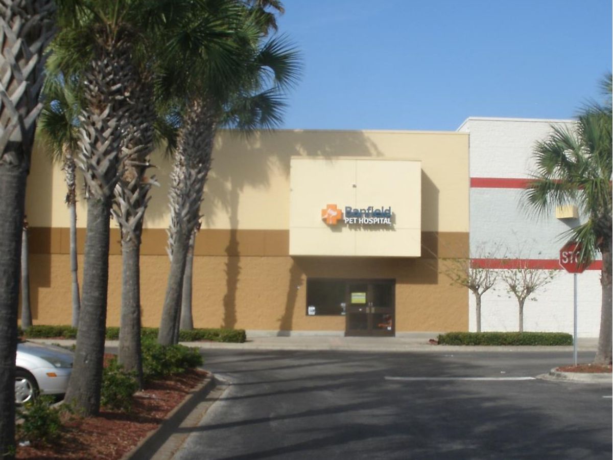 Banfield Pet Hospital: Daytona Beach front entrance