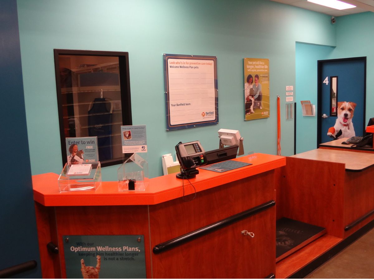 Banfield Pet Hospital: Savannah Victory Drive front desk