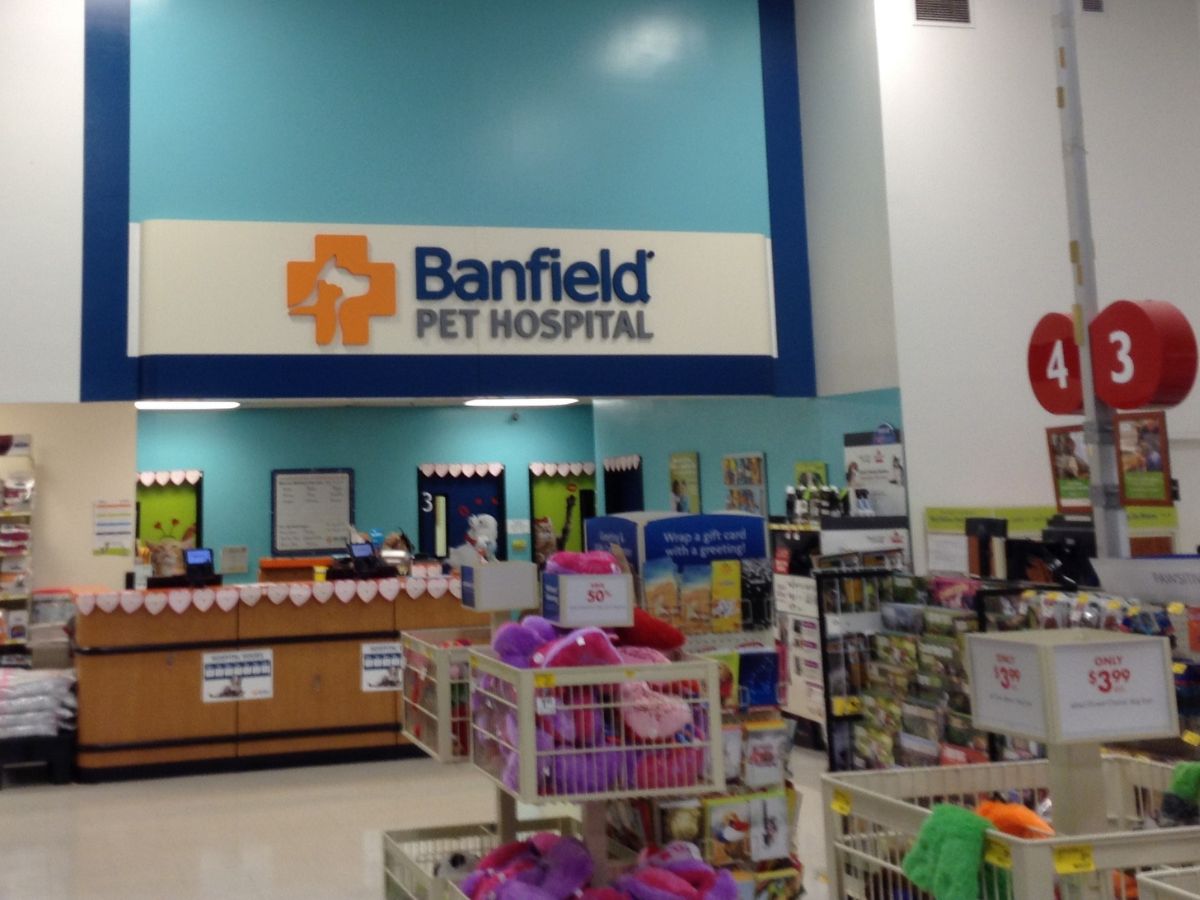 The walkway to the Aventura Banfield location