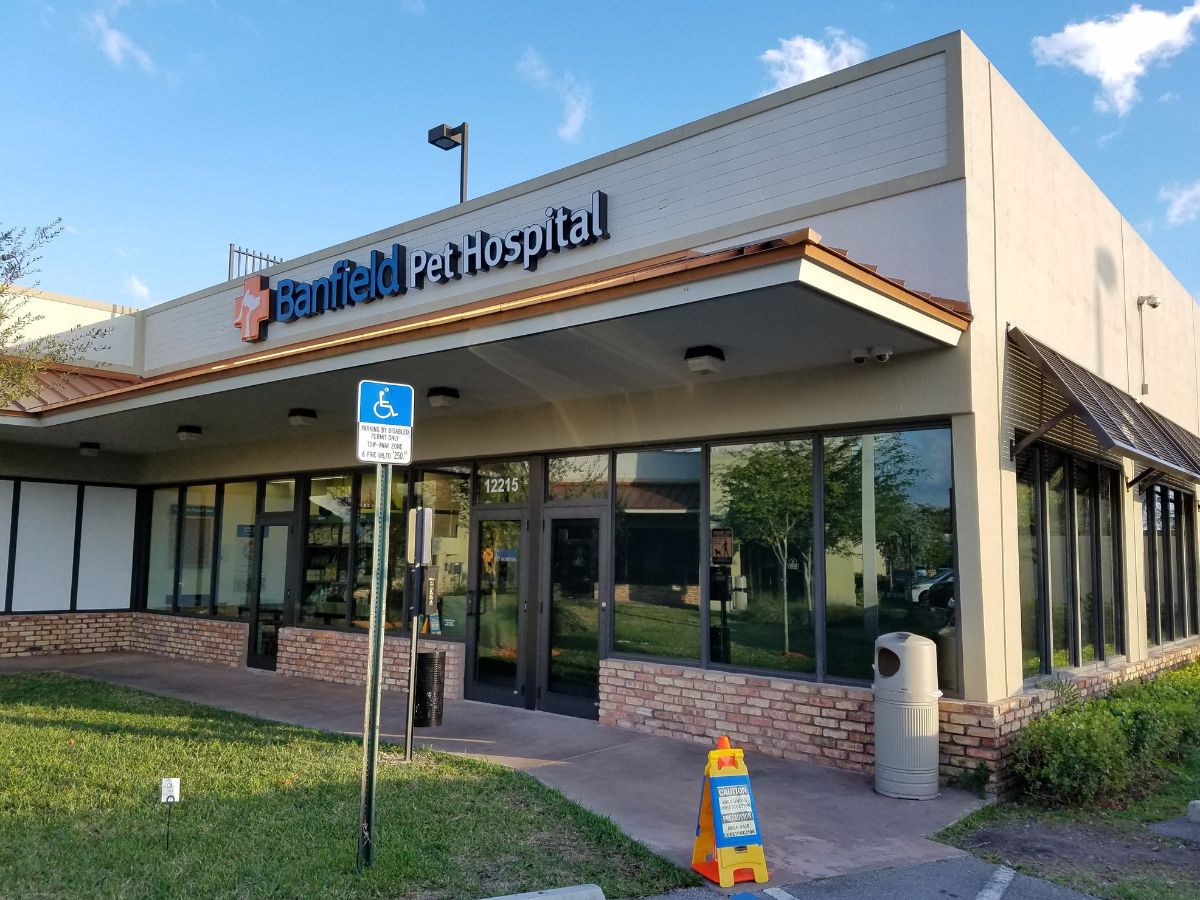 The Banfield Pet Hospital: Pinecrest exterior and front entrance