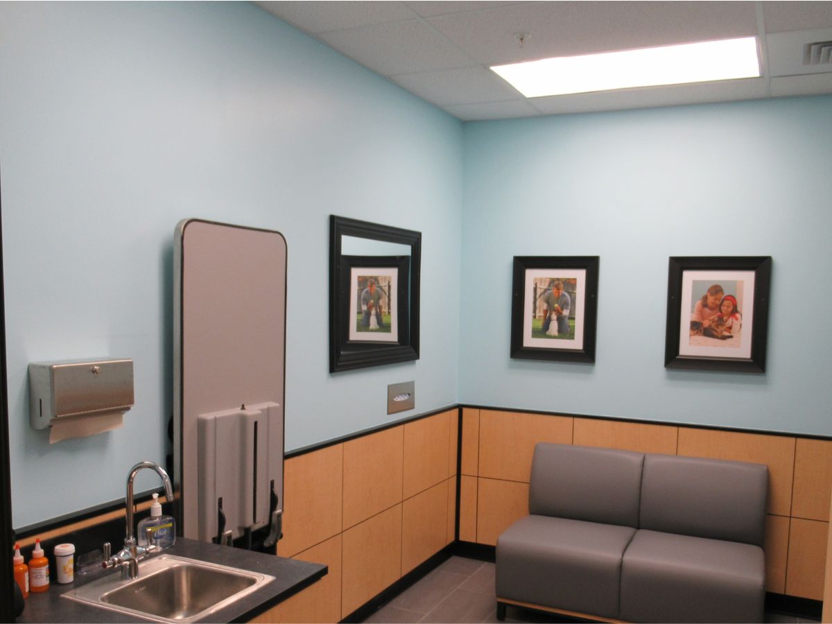 The inside of a Banfield Coral Gables PH exam room