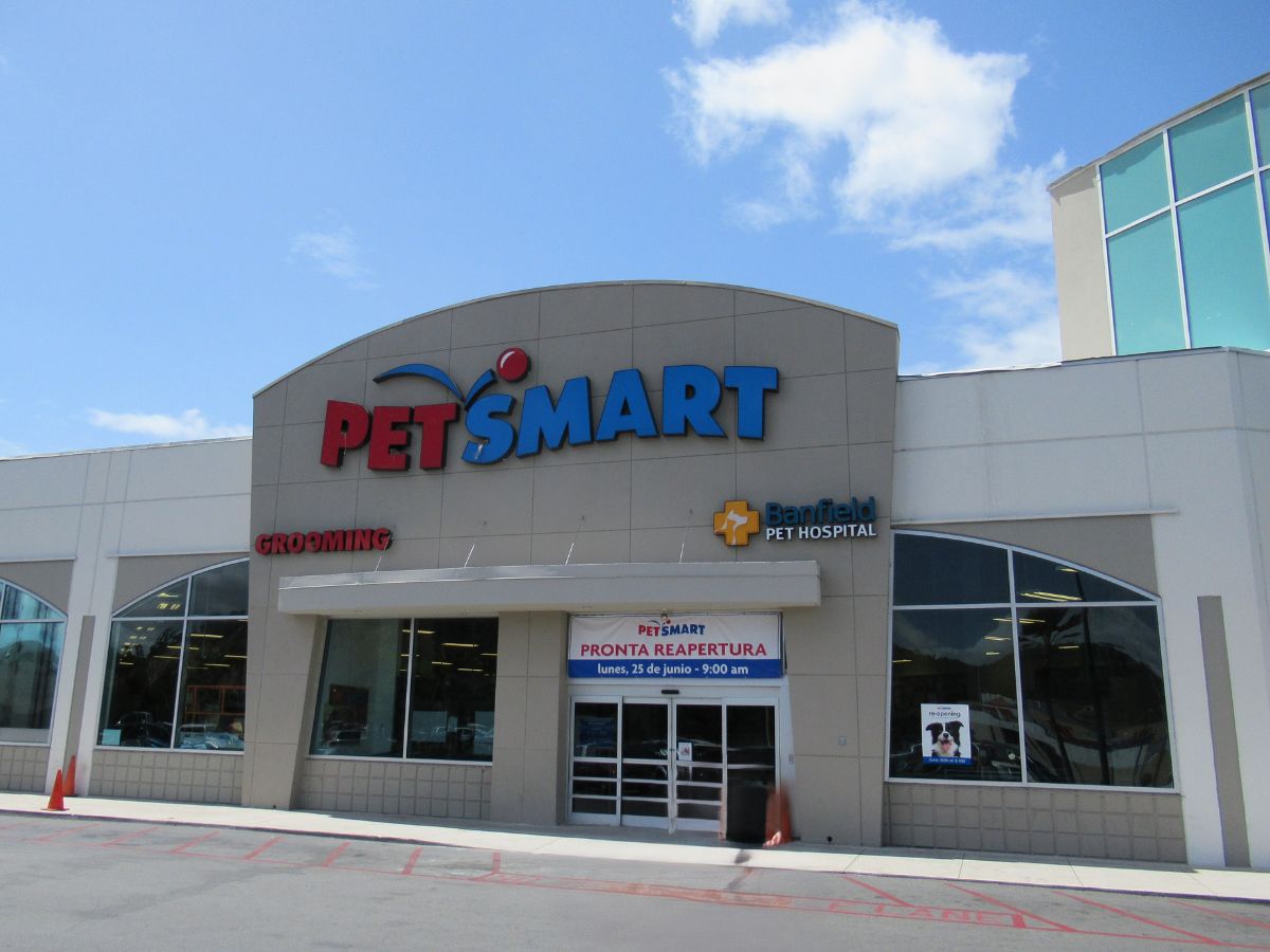 The Banfield Plaza Centro Caguas PetSmart exterior entrance