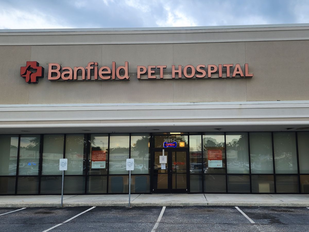 The Banfield Pet Hospital Mobile Bolton exterior