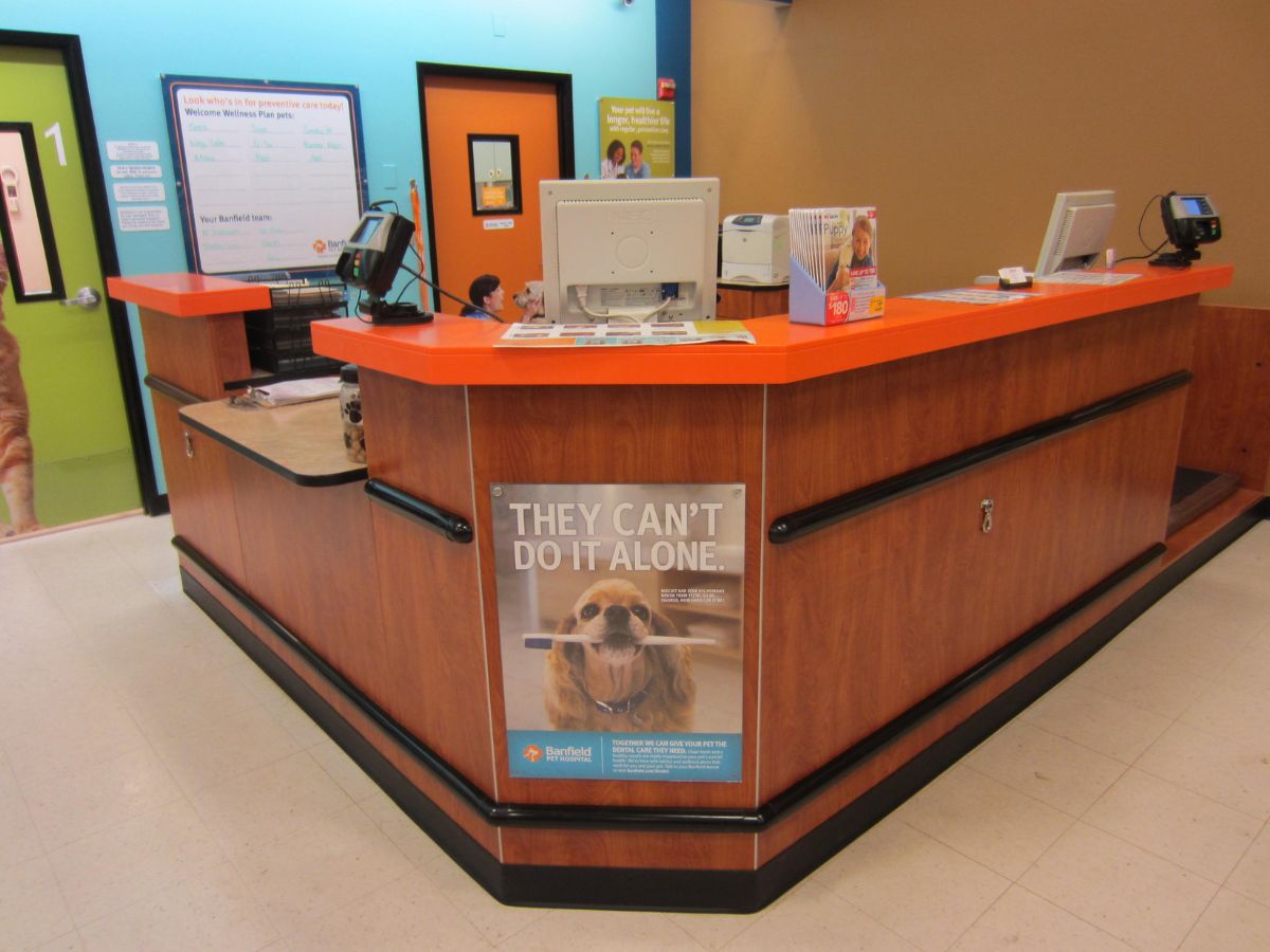 The Banfield Pet Hospital: Midtown front desk