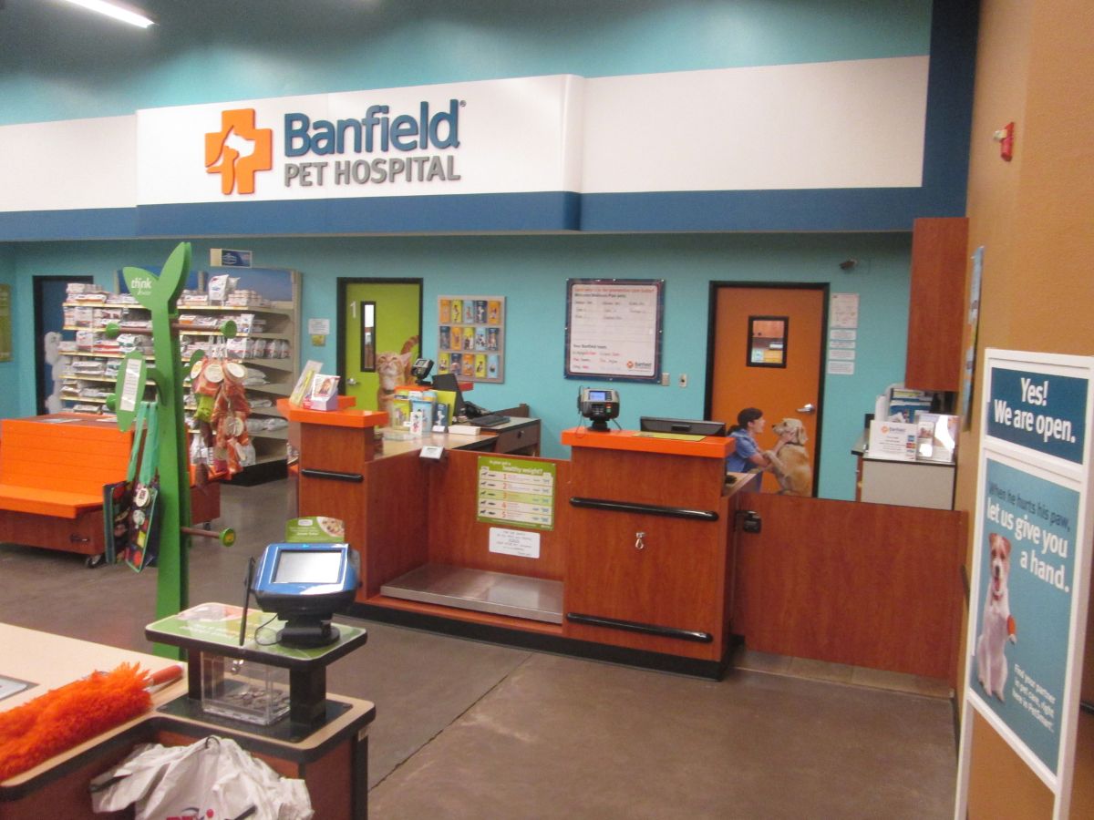 The Banfield Pet Hospital: Cumming front desk