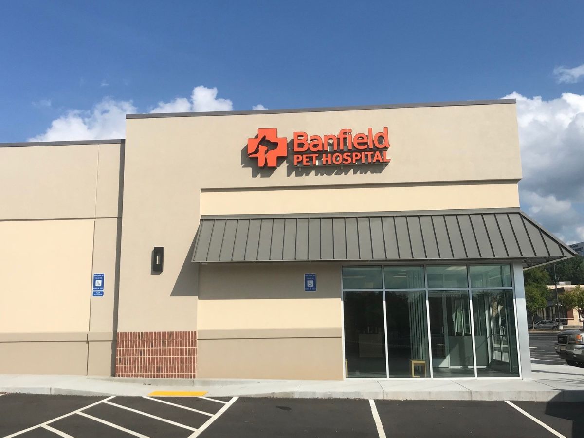 The Banfield Pet Hospital: Lawrenceville Building exterior