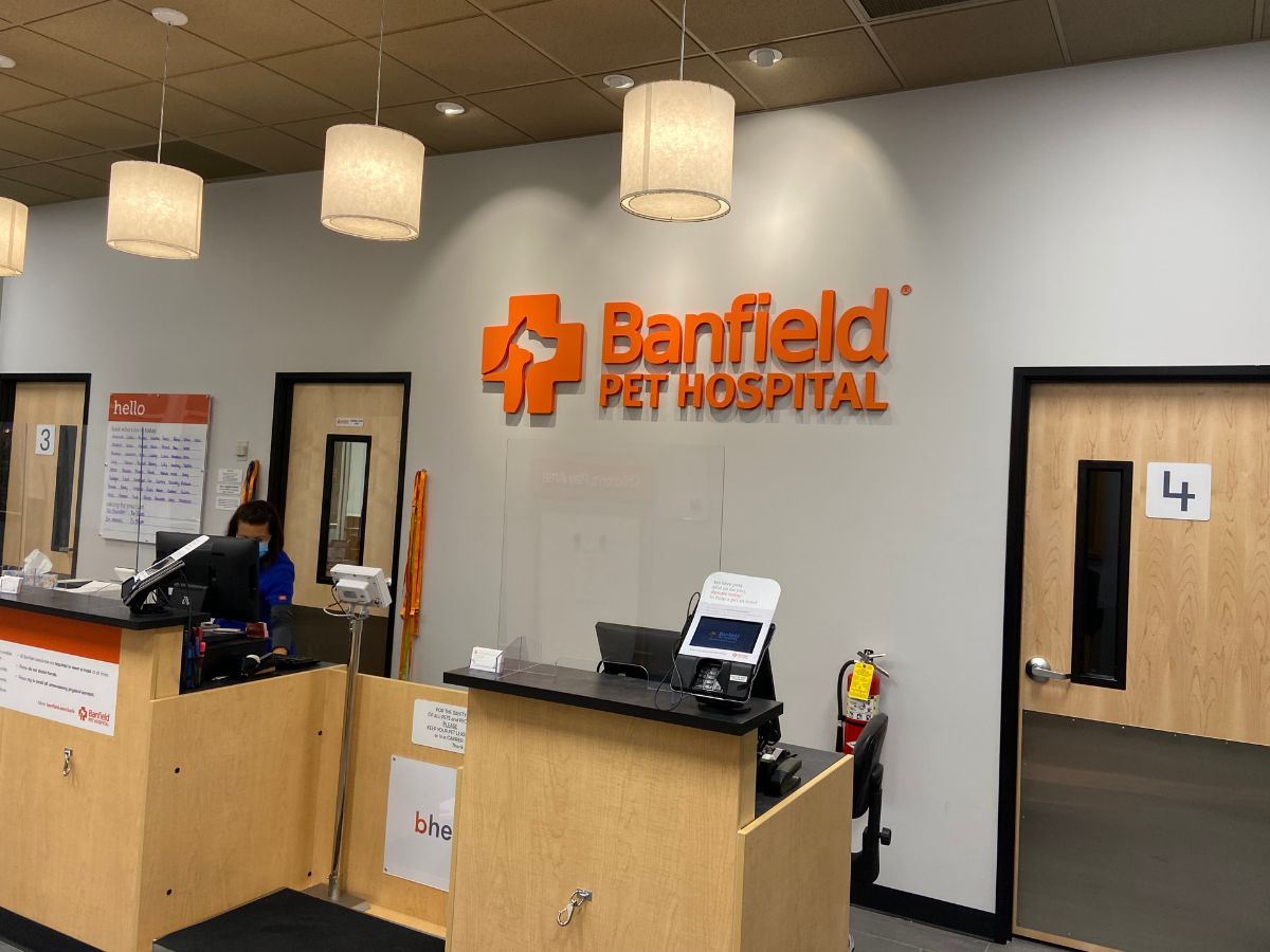 The Banfield Pet Hospital: Lawrenceville front desk