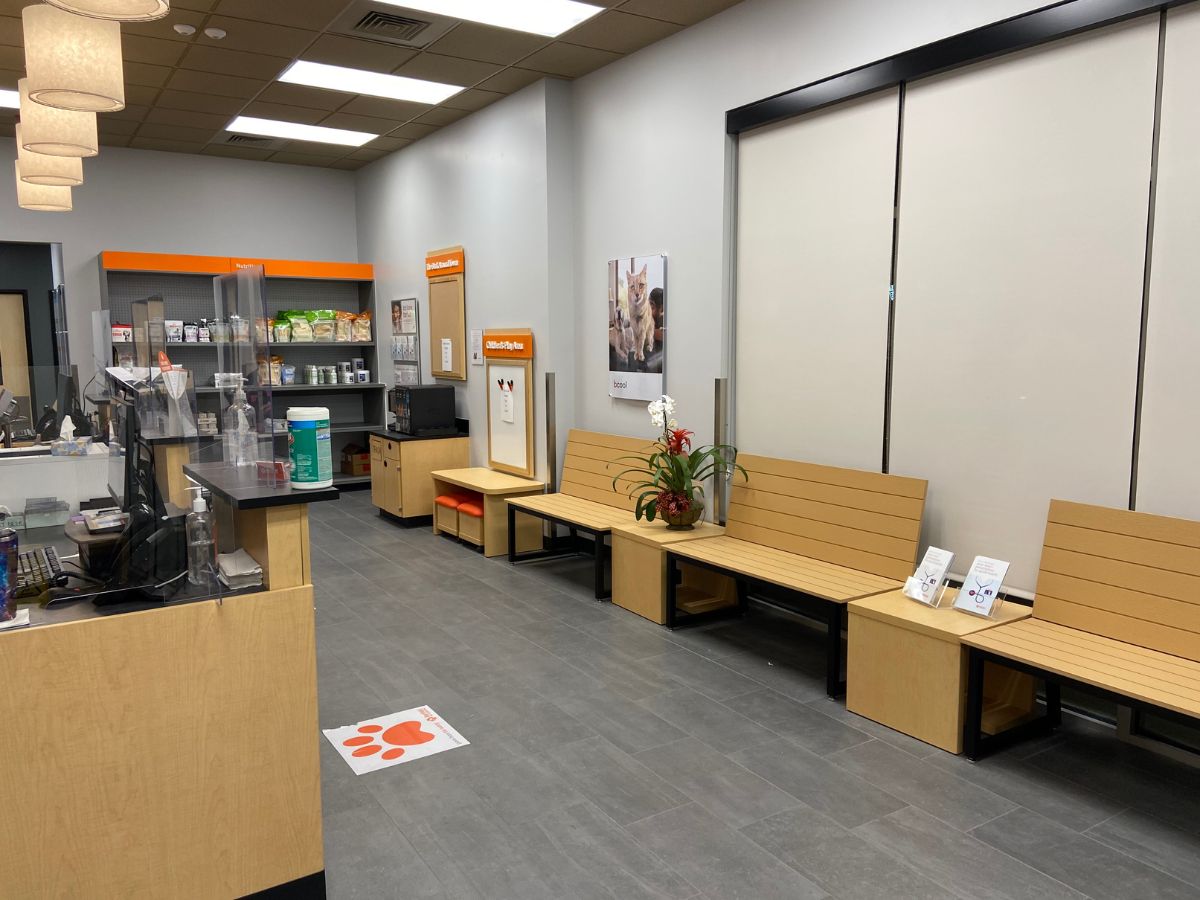 The Banfield Pet Hospital: Lawrenceville front desk, lobby and shop