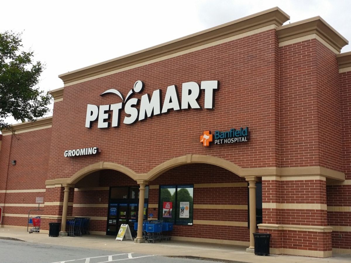 The Banfield Pet Hospital: Woodstock Building exterior