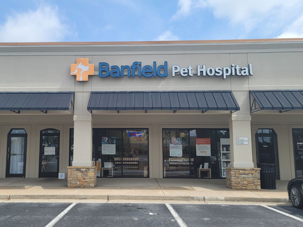 The Banfield Pet Hospital: Roswell S Building exterior