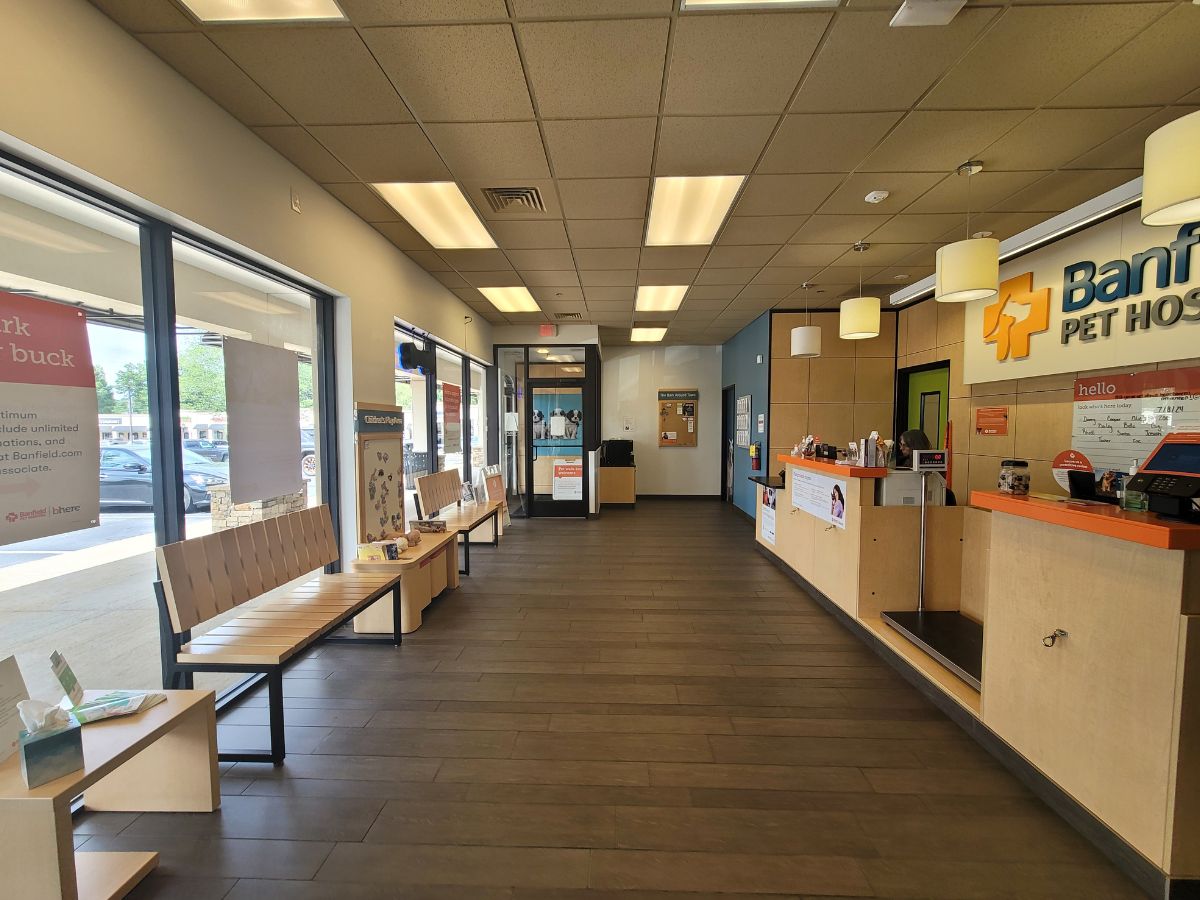 The Banfield Pet Hospital: Roswell S entrance, front desk and lobby