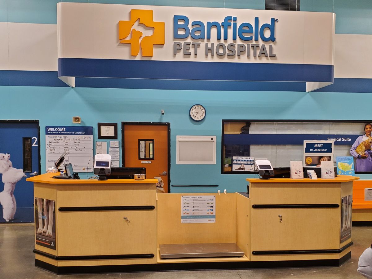 The Banfield Pet Hospital: Kansas City (Liberty) front desk