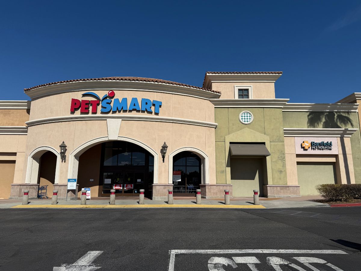 The front entrance to Banfield Pet Hospital - Fontana