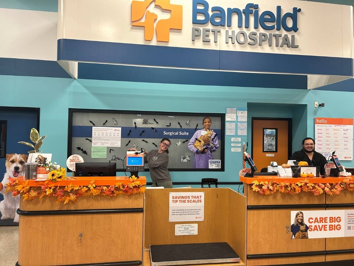 Banfield Pet Hospital - Reston front desk, with 2 smiling associates