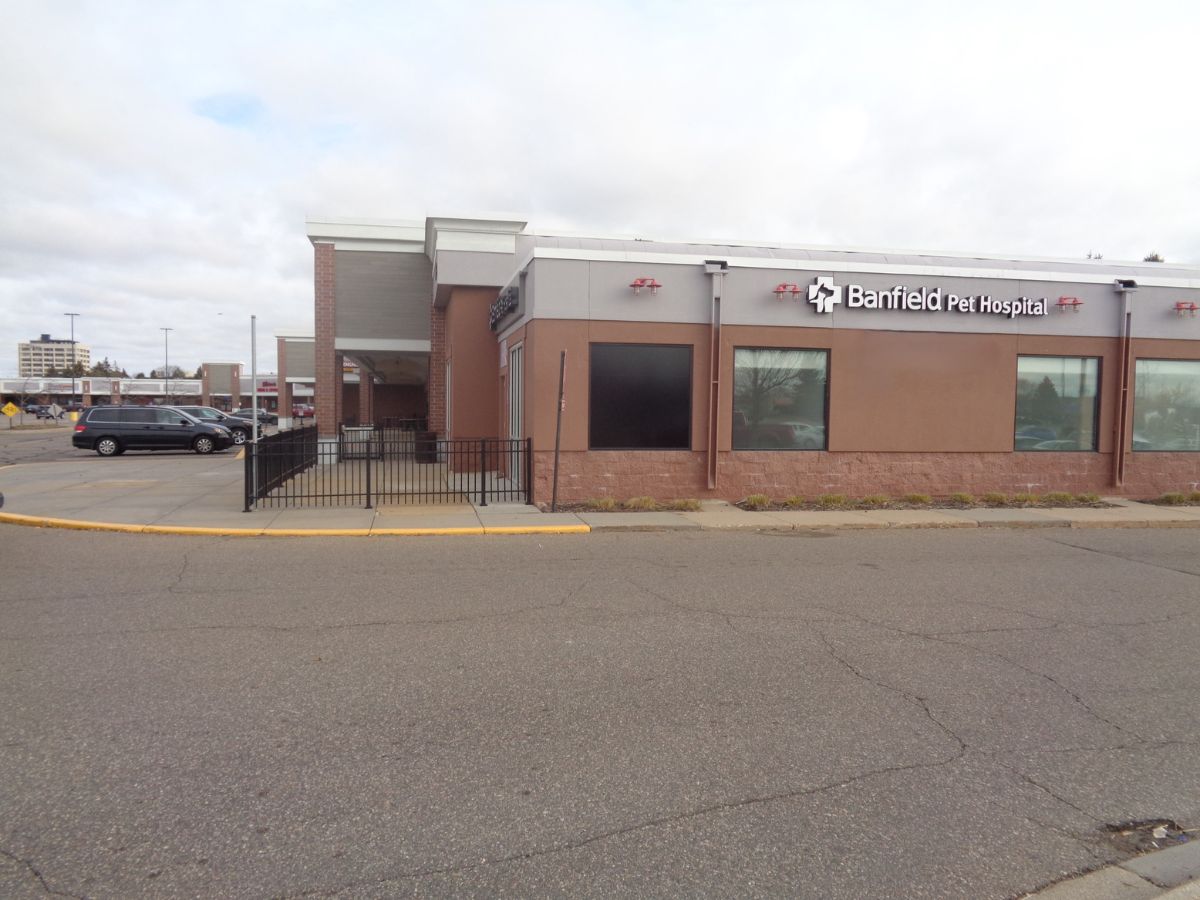 The Banfield Pet Hospital: Eagan Building exterior