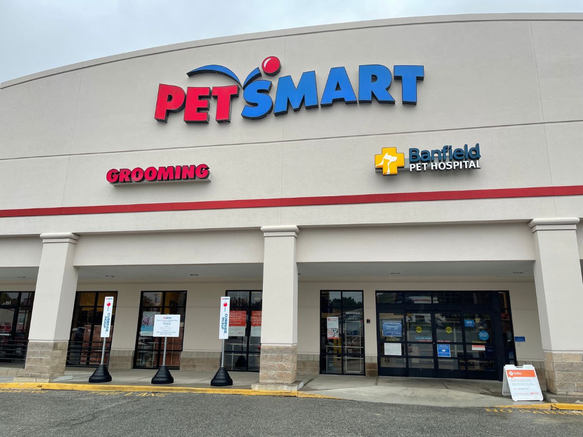 The Banfield Pet Hospital: High Point Building exterior