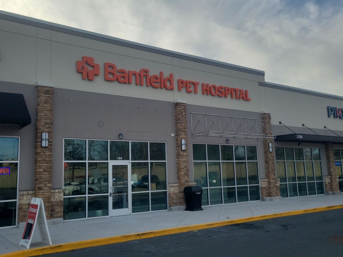 The exterior entrance of the Burlington Church Banfield hospital