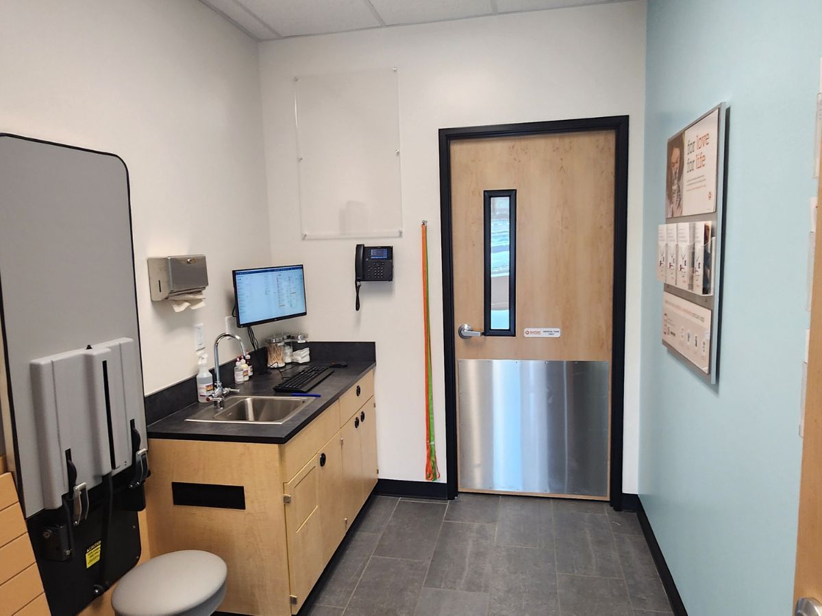 The Banfield Pet Hospital: Burlington Church North exam room with table