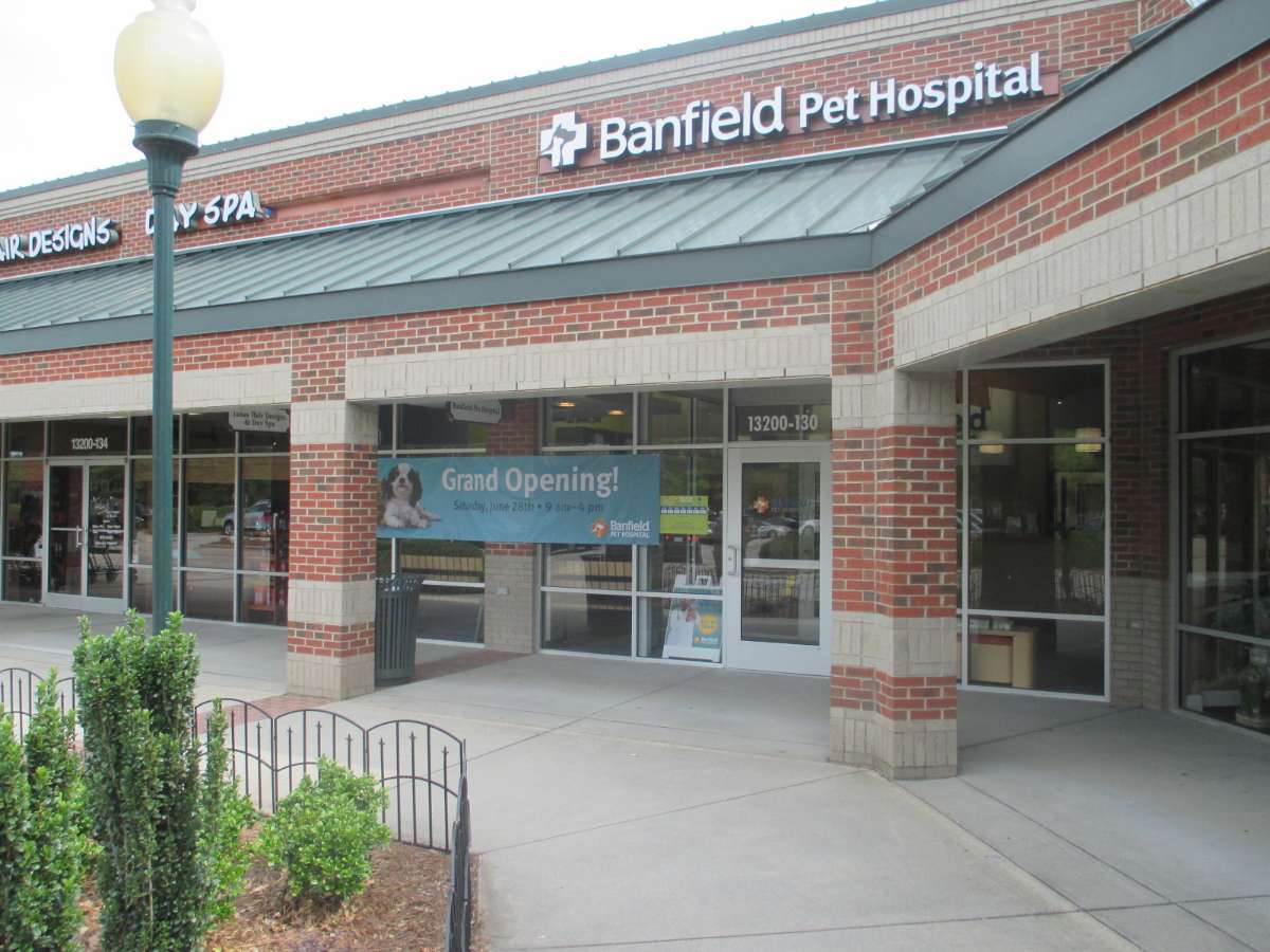 The front entrance of the Raleigh Leesville Banfield hospital