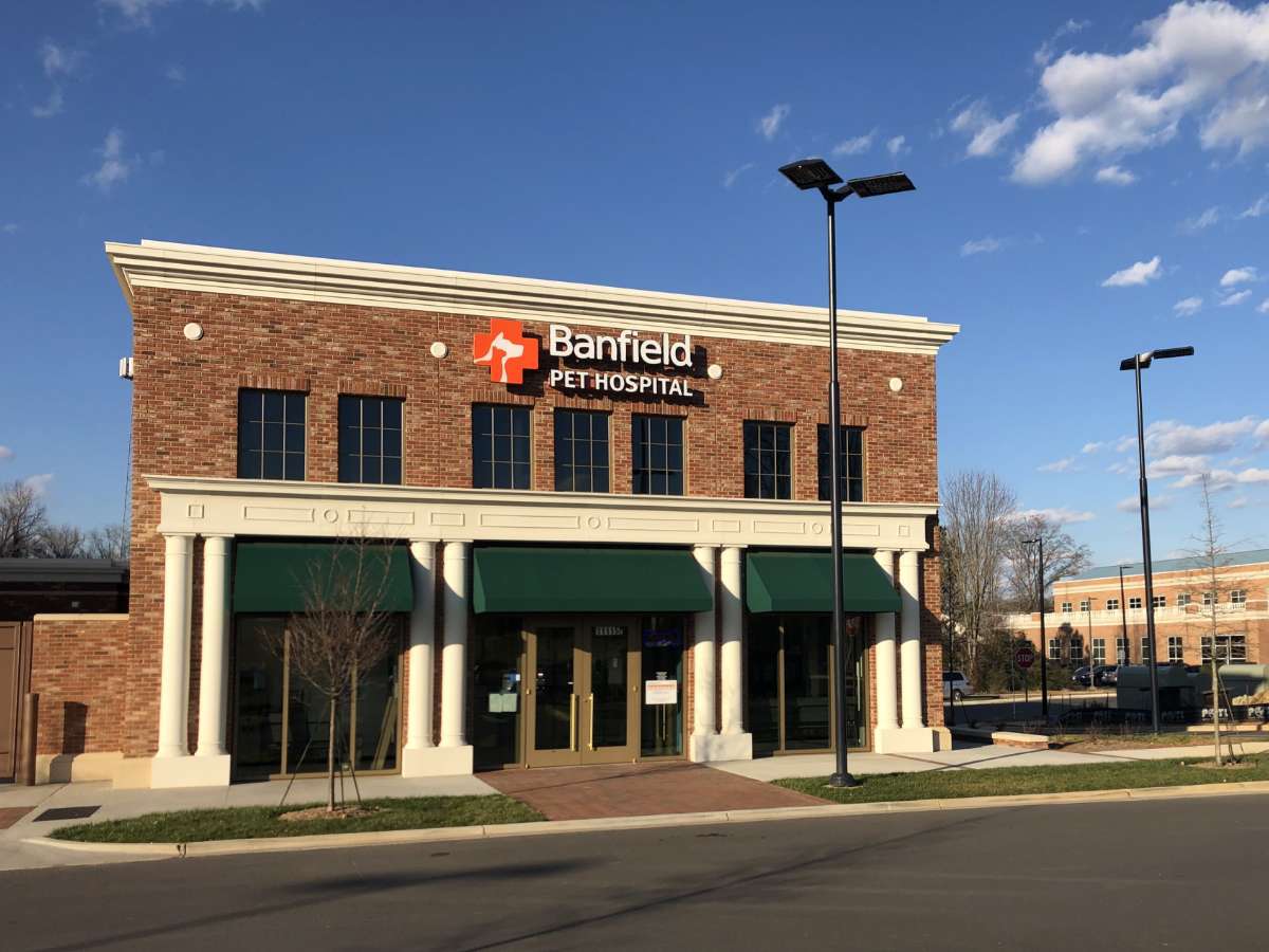 The front entrance to the Banfield Charlotte Rea Farms hospital