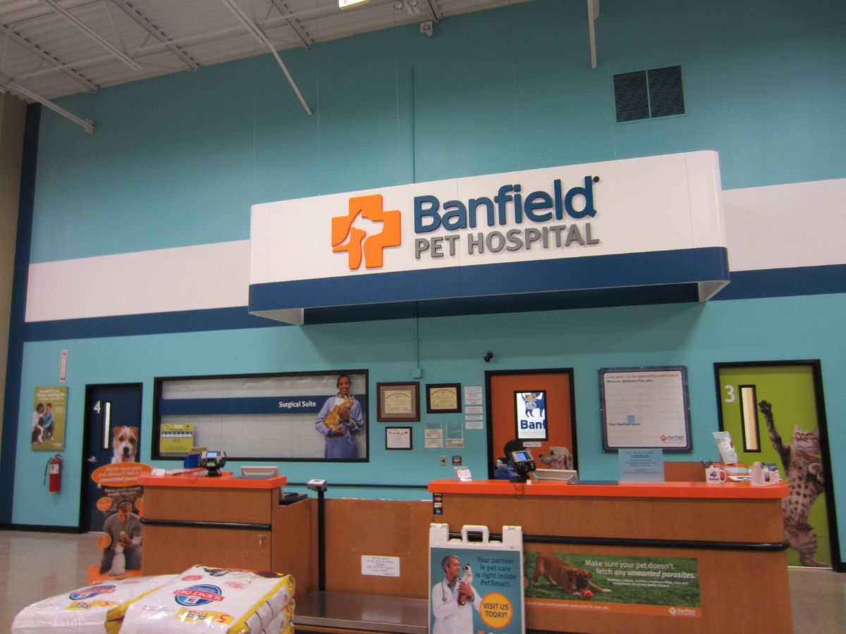The Banfield Pet Hospital: Bee Cave front desk