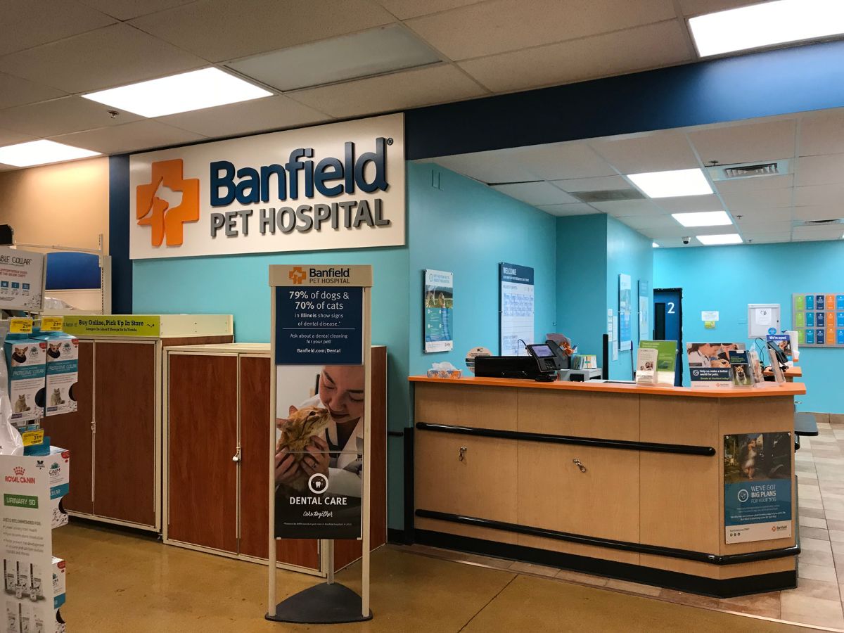 The Burbank PetSmart and Banfield front desk area