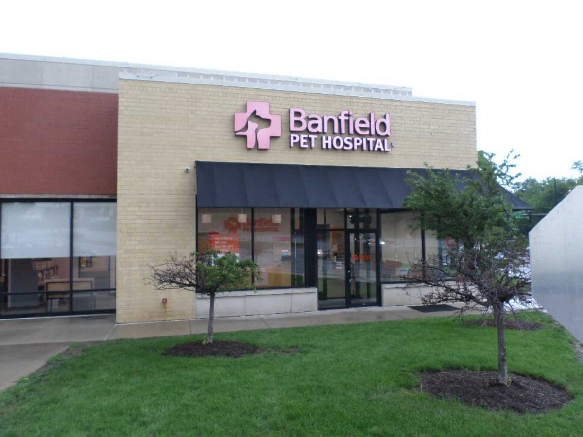 The front entrance of the Banfield - Chicago Brickyard hospital
