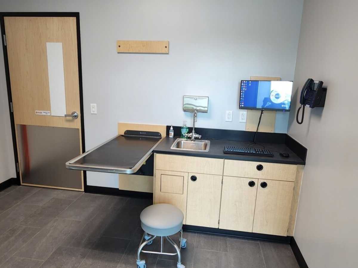 An alternate view of the Banfield - Hoffman Estates exam room and folding table