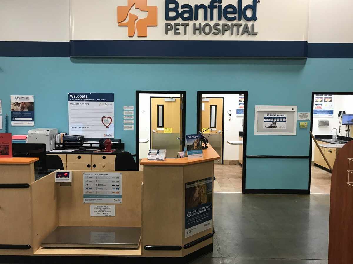The San Leandro Banfield front desk and check-in