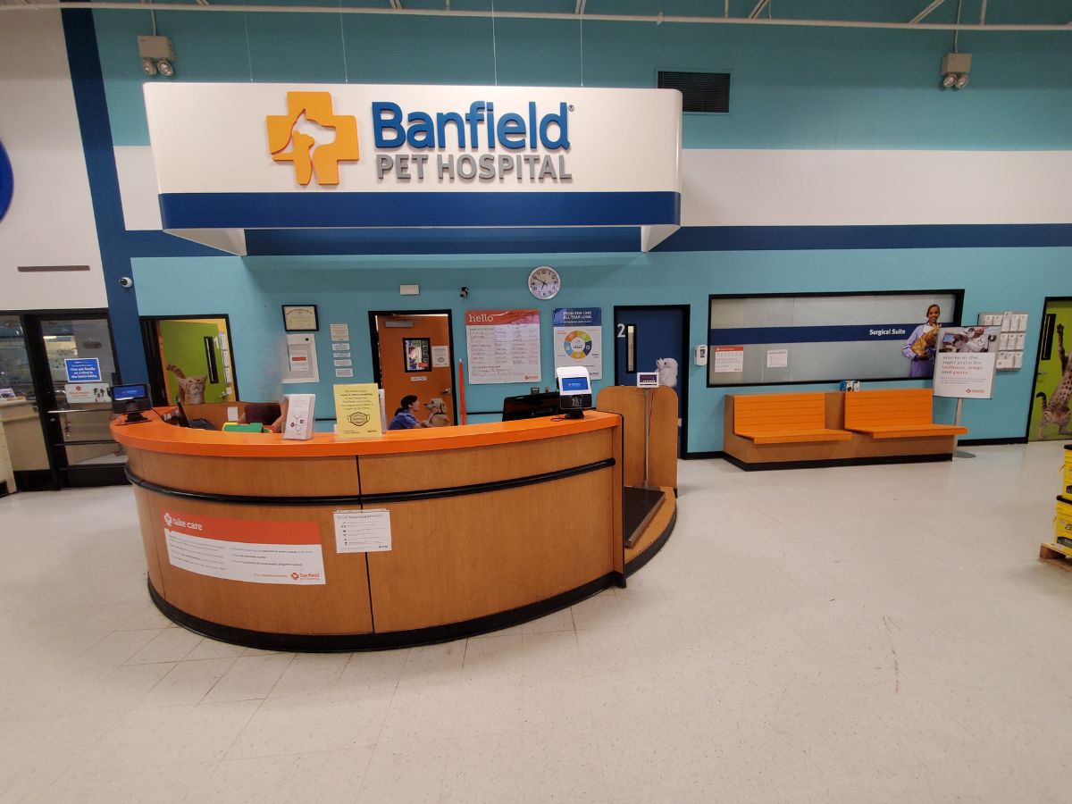 The Banfield Pet Hospital: South Loop Astrodome front desk