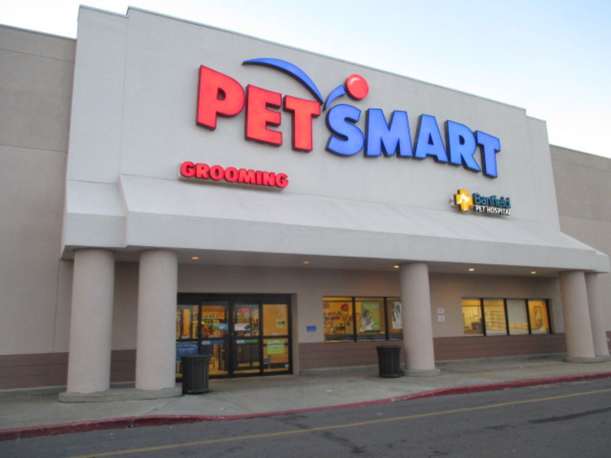 The Lafayette PetSmart and Banfield front entrances