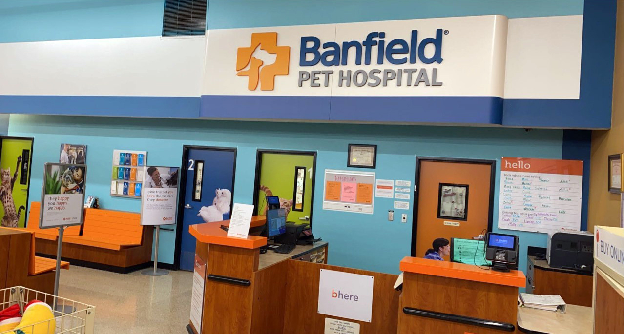 The front desk area at the Banfield - Covington hospital