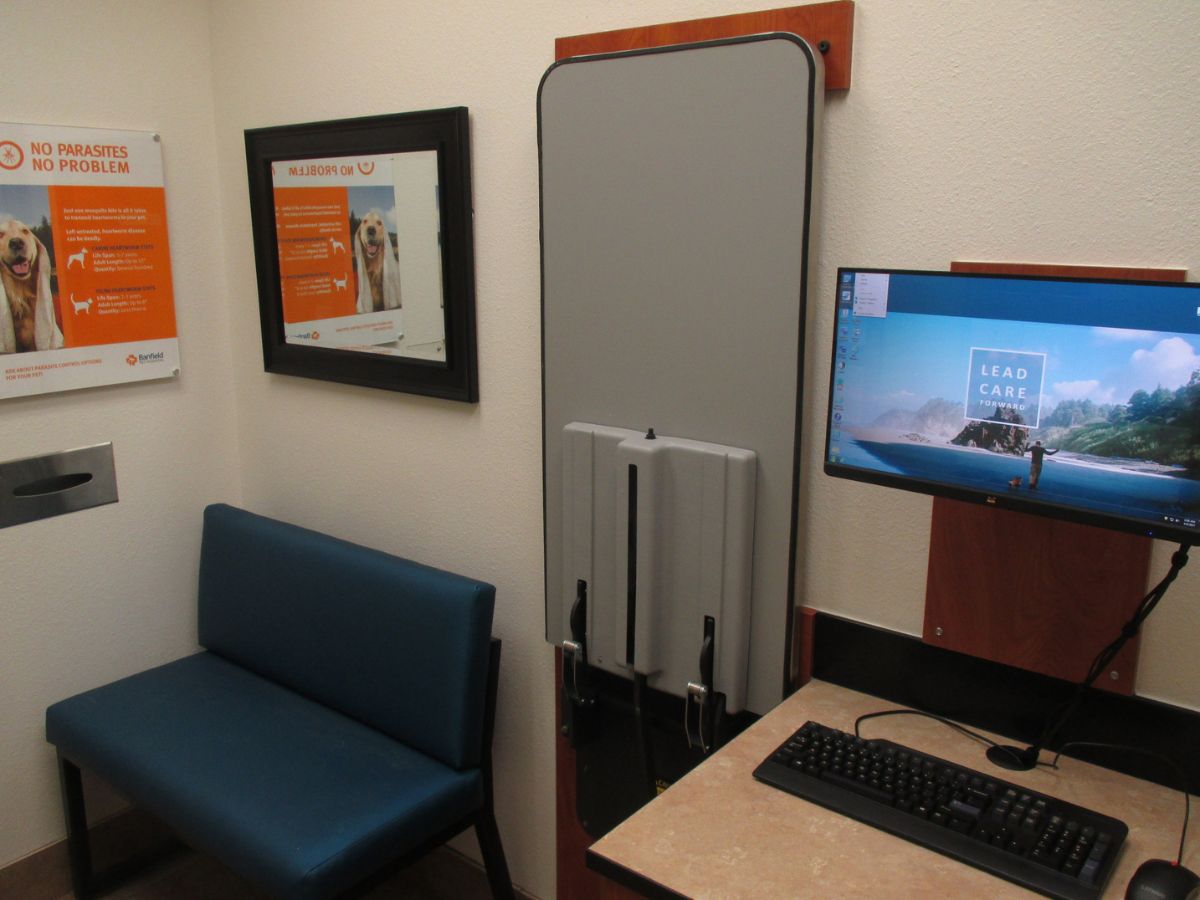 The Banfield - Gaithersburg exam room and folding table