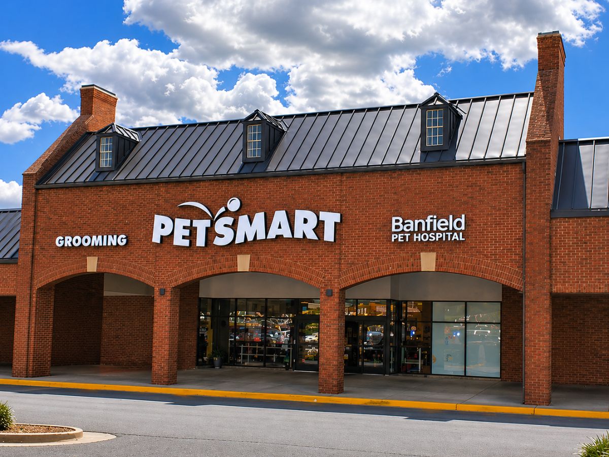 The Greenbelt PetSmart and Banfield front entrance