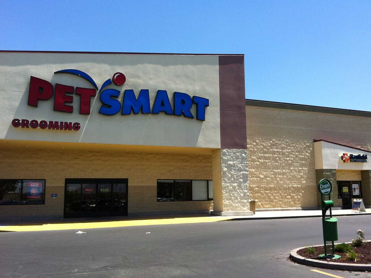 The front entrance of the PetSmart and Banfield at Salt Lake City N