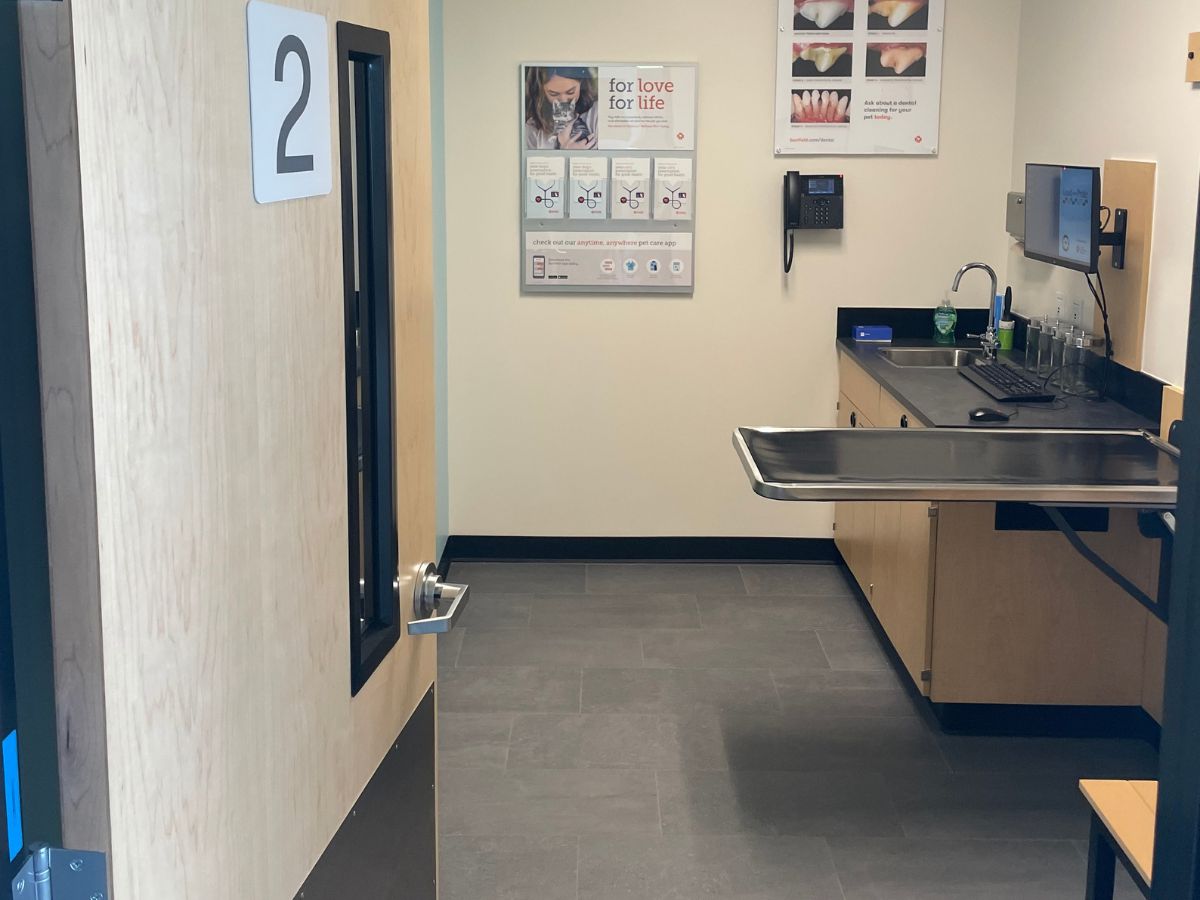 An alternate view of a Banfield - Happy Valley exam room and folding table