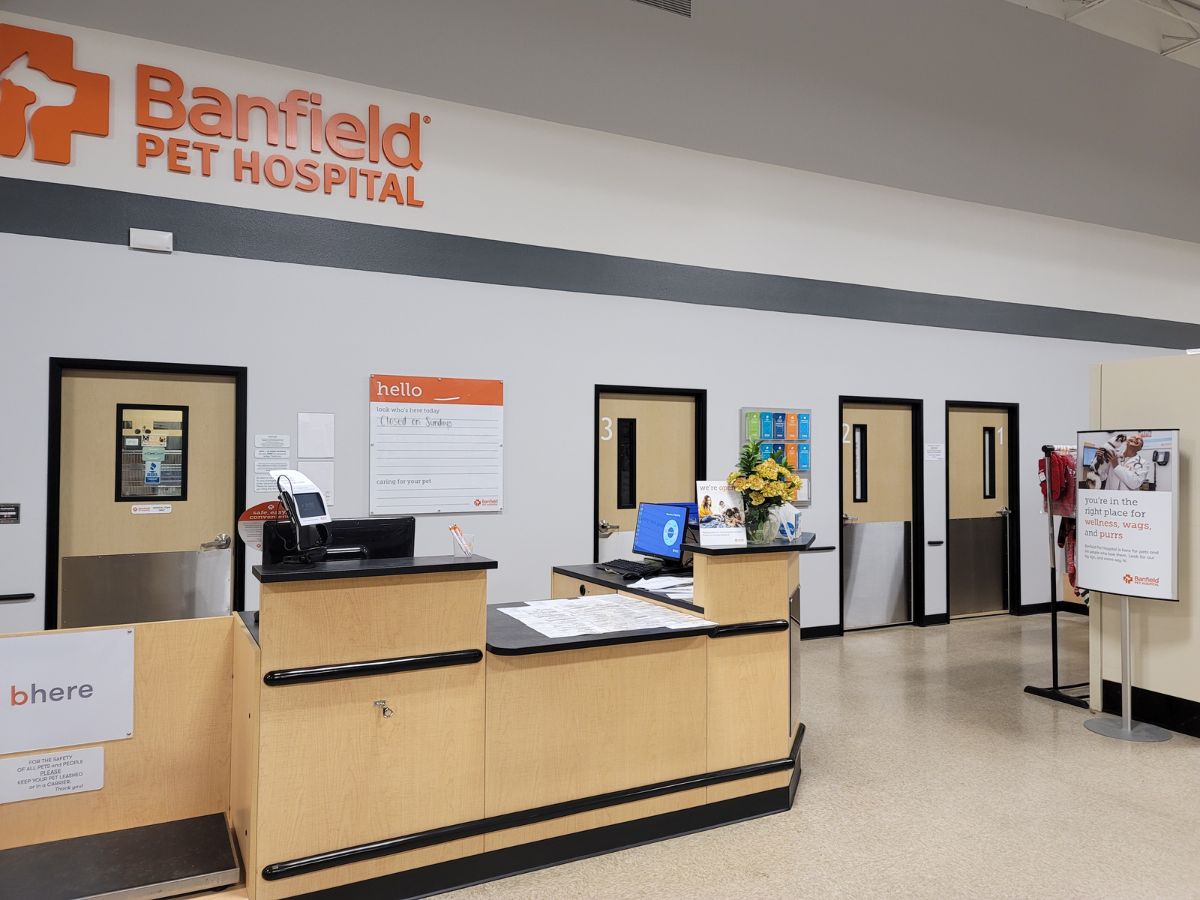 The front desk inside the Banfield - Christiana pet hospital