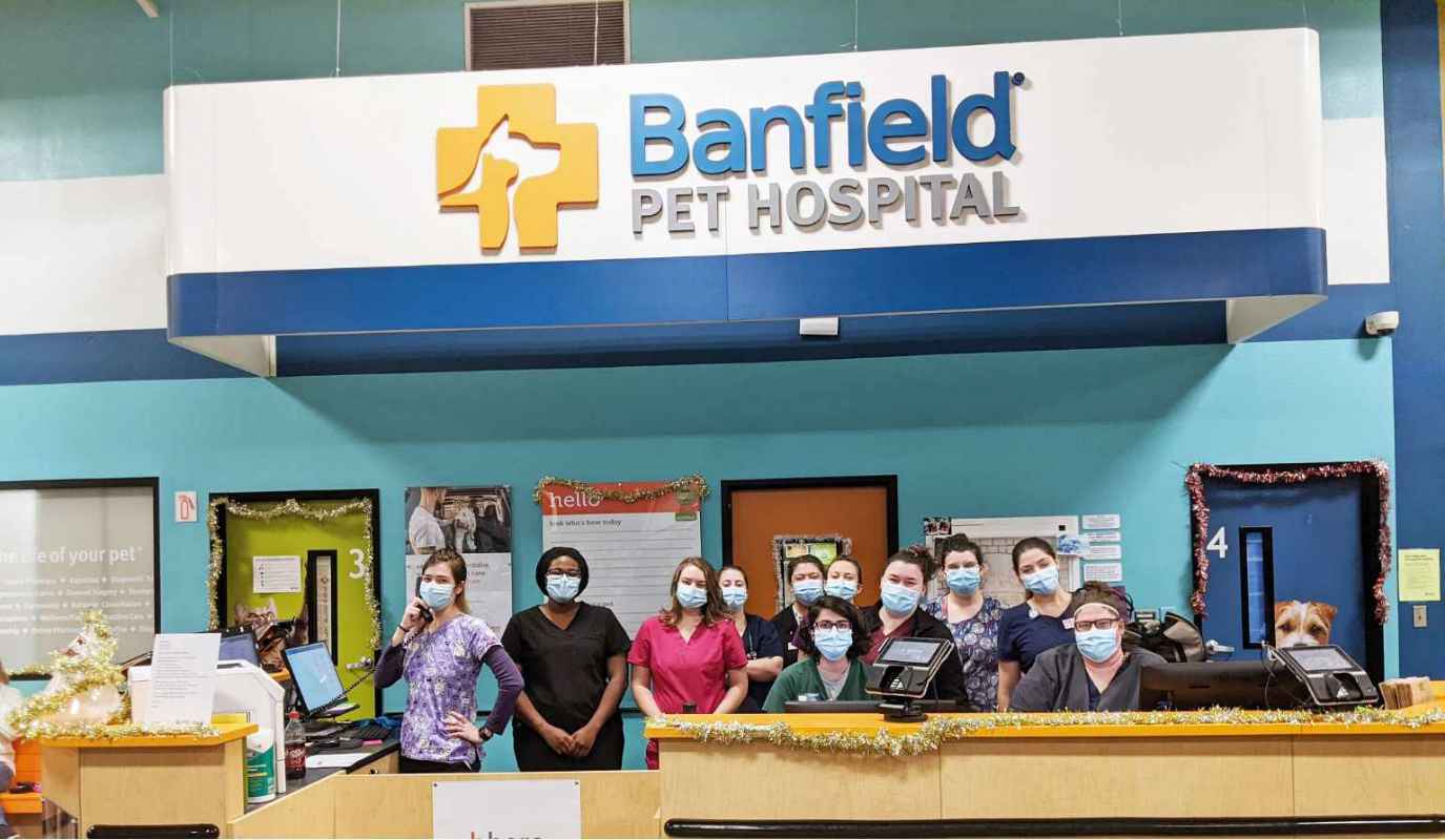 A group of Banfield Associates at the Banfield Pet Hospital
